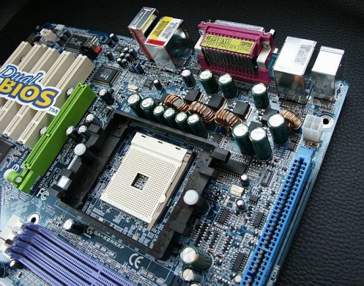 Gigabyte GA-8KNNXP és Gigabyte GA-8KNNXP-940 - 2. kép
