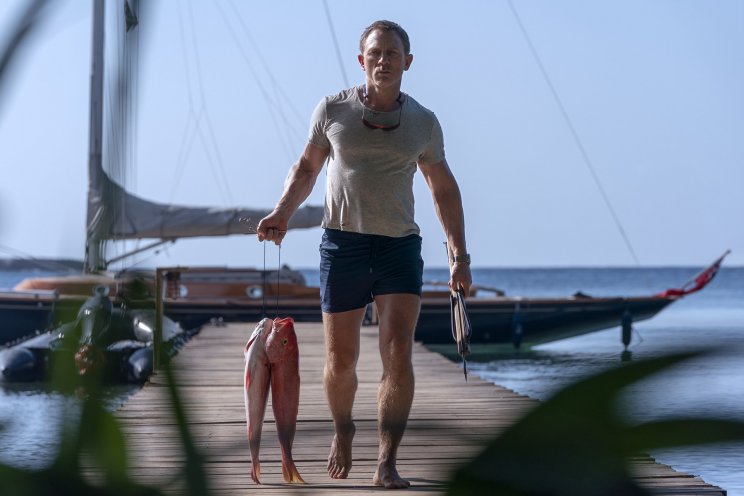 James Bond (Daniel Craig) terroristák helyett immár halakra vadászik