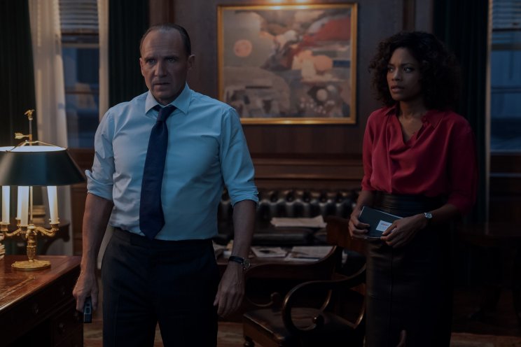 M (Ralph Fiennes) és Ms. Moneypenny (Naomi Harris) aggódva követi az eseményeket
