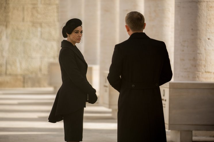 Lucia Sciarra (Monica Bellucci) éppen gyászol, de azért meg lehet vígasztalni