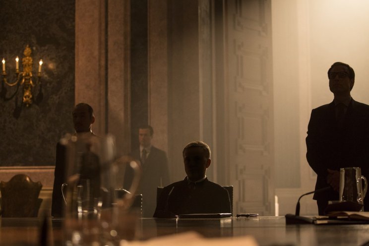Blofeld (Christoph Waltz) szerepe csak addig ütős, amíg félhomályban marad