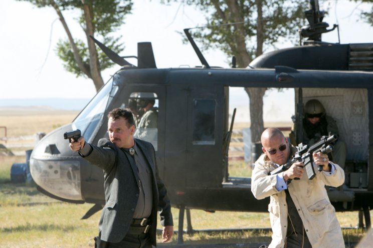 Earl (Bill Paxton) és CIA-s fogdmegjei sem tréfálnak