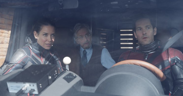 Dr. Hank Pym (Michael Douglas) lánya és Scott kezébe helyezi a technológia sorsát