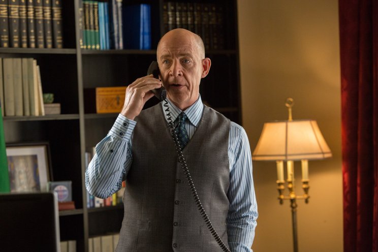 Ray King (J.K. Simmons) a nyugdíjazás előtt álló kopó nem szeretne hoppon maradni