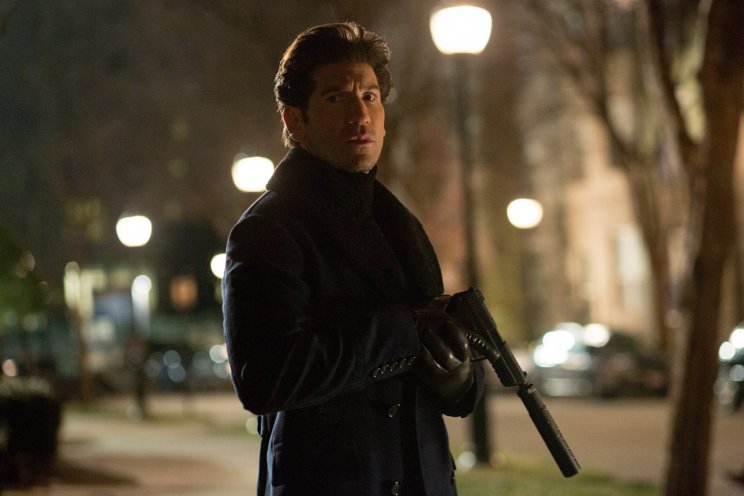 A profi bérgyilkos (Jon Bernthal) egyik feladata a kíváncsiskodók eltakarítása