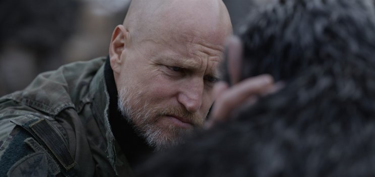 Az Ezredes (Woody Harrelson) a "vagy mi, vagy ők" elvét követi