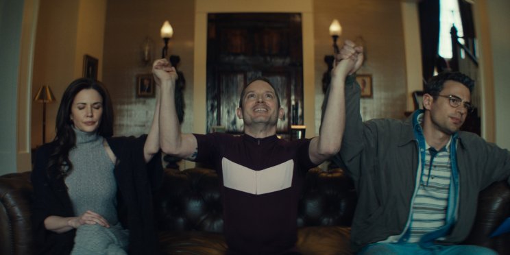 Hal ex-felesége (Laura Mennell) társaságában "élvezi" az új férj, Ted (Elijah Wood) praktikáinak üdvös hatásait