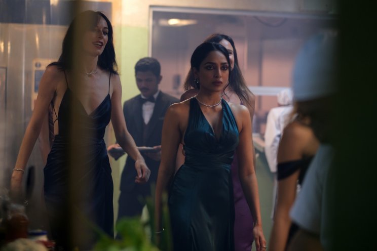 Az ott dolgozó Sita (Sobhita Dhulipala) nem érzi magát annyira jól a klubban, mint annak vendégei