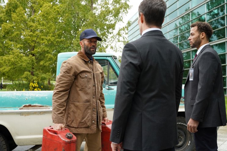 Ha csak lehet, Adam Clay (Jason Statham) először igyekszik udvariasan felvezetni az erőszakot