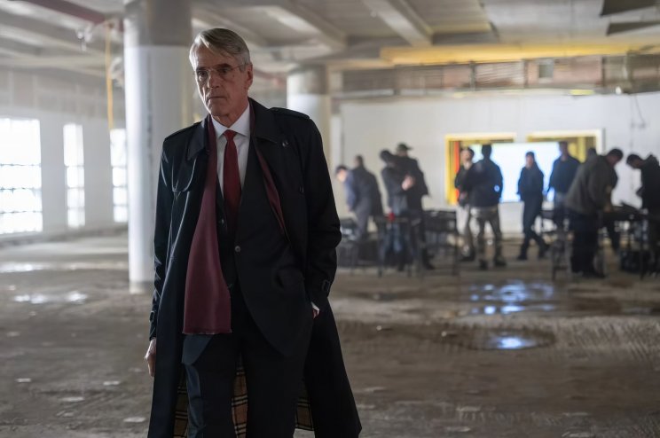 Wallace Westwyld (Jeremy Irons) nem hiszi, legfeljebb reméli, hogy a válogatott kommandósok hada elég lesz a méhész ellen