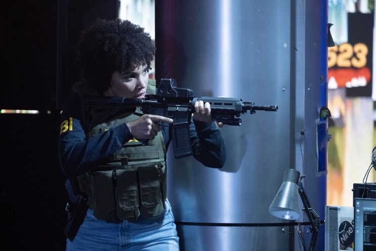 Parker FBI ügynök (Emmy Raver-Lampman) közvetlenül érintett az ügyben, lévén az ő anyja volt az áldozat