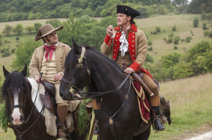 LeFou (Josh Gad) mindig készséggel hallgatja Gaston (Luke Evans) kiselőadását