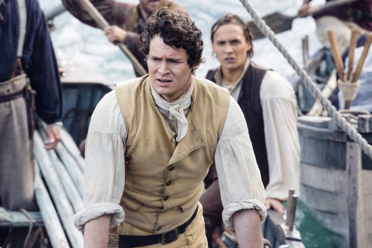 George Pollard kapitánynak (Benjamin Walker) meg kell küzdenie a legénység tiszteletéért