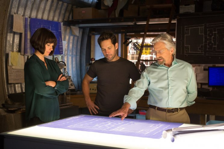 Scott Lang (Paul Rudd) és Hope (Evangeline Lilly) Dr. Pym (Michael Douglas) kiselőadását figyeli
