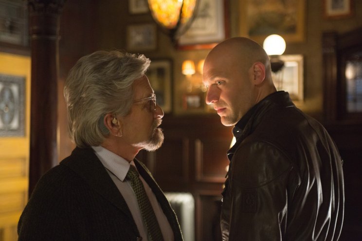 Hank Pym egykori felfedezettje, Darren Cross (Corey Stoll) a saját elképzelésit követi