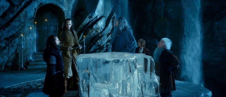 Ismerős kép: tanácskozás Elrond úr (Hugo Weaving) vezetésével