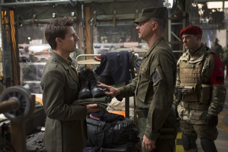 Farrell főtörzsőrmestert (Bill Paxton) nem hatják meg a kifogások