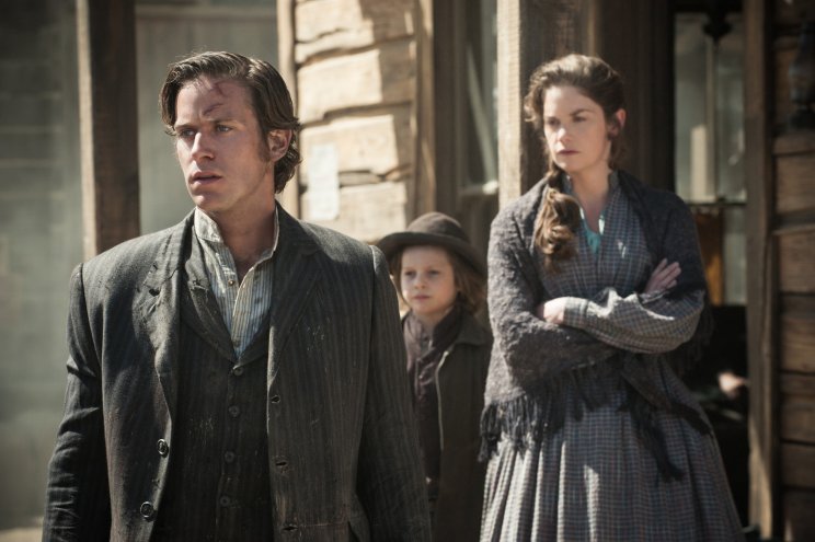 Hősünk itt még mezei ügyészként, Dan felesége, Rebecca (Ruth Wilson) és fia társaságában