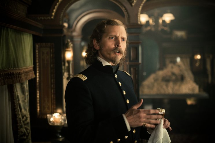 Jay Fuller százados (Barry Pepper), a katonaság eltántoríthatatlan képviselője