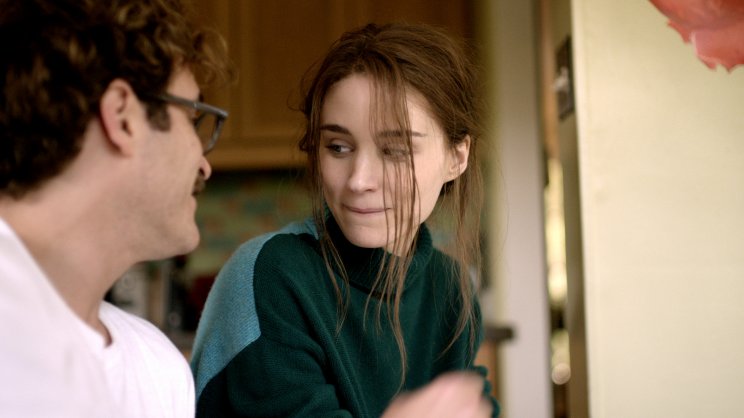 Az egykori kedvesre, Catherine-re (Rooney Mara) való visszaemlékezések egyike a sok közül