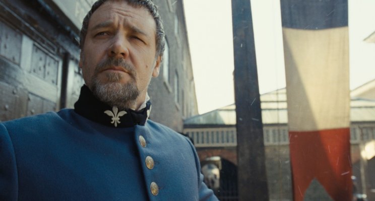 Javert felügyelő (Russell Crowe) valóságos gladiátorként üldözi a megbélyegzett szökevényt