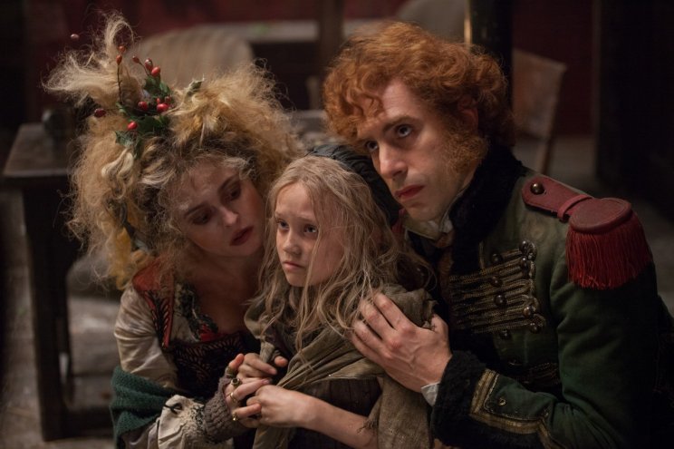 A számító Thénardier-házaspár (Helena Bonham Carter és Sacha Baron Cohen) mindenre ráteszi a kezét