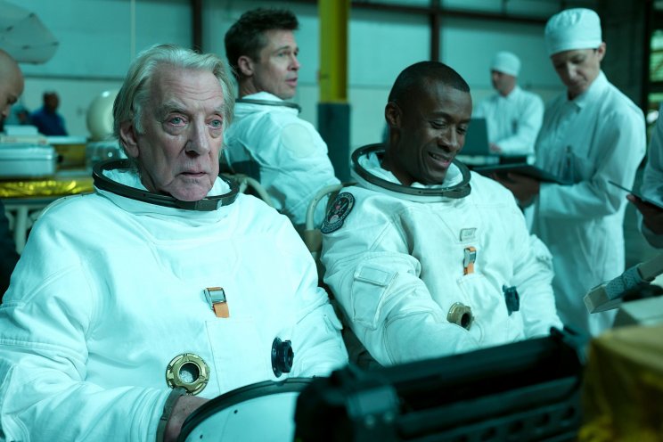 A magáncégek még az olyan öreg csókákat is kiviszik az űrbe, mint Pruitt ezredes (Donald Sutherland)