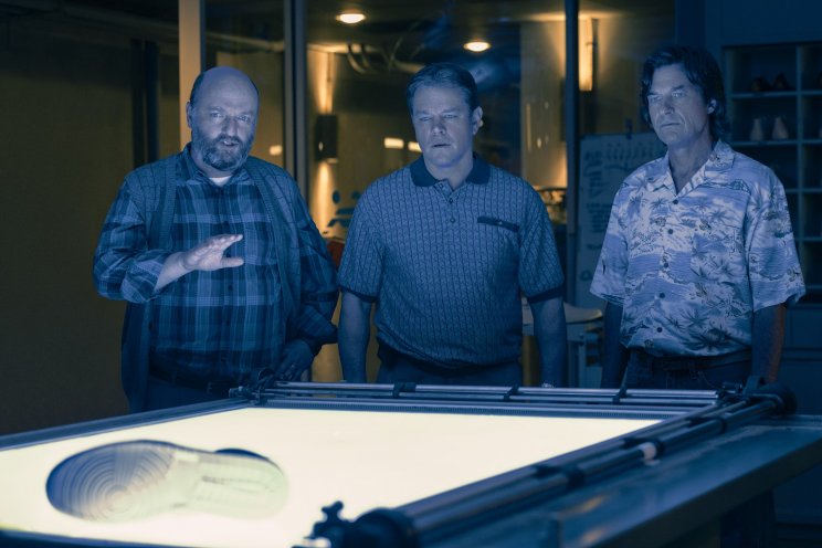 Sonny és Rob Strasser (Jason Bateman) figyeli, ahogy Peter Moore tervező (Matthew Maher) varázsol