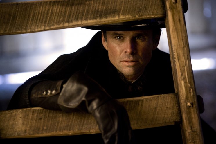 Chris Mannix (Walton Goggins) seriffnek készül, ám ő sem feddhetetlen