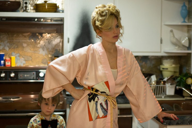 Rosalyn Rosenfeld (Jennifer Lawrence) tudja, mit akar magának és a fiának