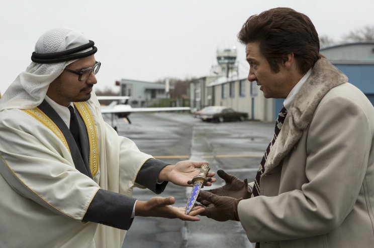 A "sejk" (Michael Pena) és Carmine Polito (Jeremy Renner), aki mit se sejt