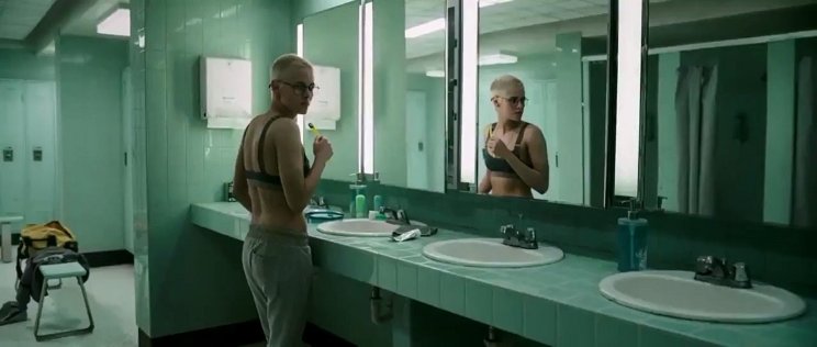 Norah (Kristen Stewart) nem akarja elhinni, hogy már fogat mosni se lehet zavartalanul