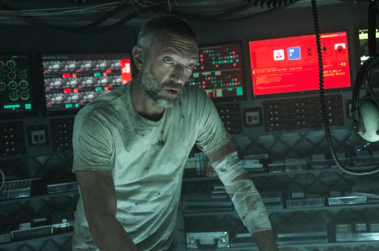 A kapitány (Vincent Cassel) tudja mit kell tenni, és el is tudja adni
