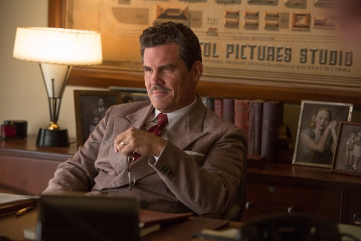 Eddie Mannix (Josh Brolin) mindig tudja, mit kell mondania...
