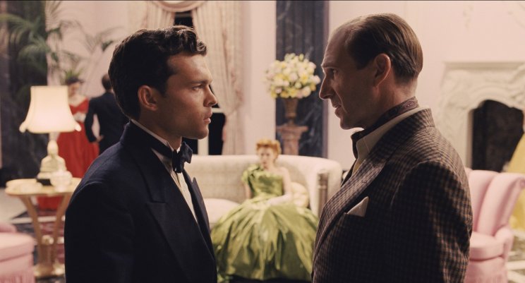 Laurence Laurentz (Ralph Fiennes) hiába mondani, Hobie Doyle (Alden Ehrenreich) nem érteni