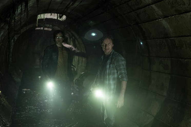Richie (Bill Hader) és Bill (James McAvoy) nosztalgiázik a csatornában