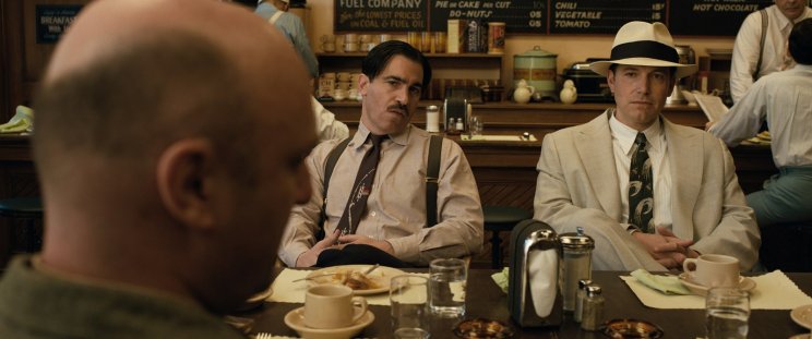 Joe és (bűn)társa, Dion (Chris Messina) a maffia jól bevált módszereit alkamazza