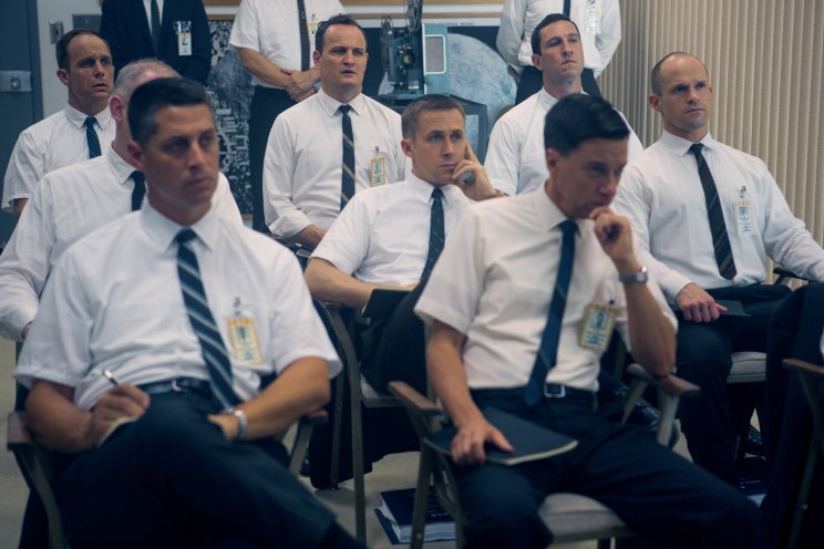 Neil Armstrong (Ryan Gosling) és társai az űrprogramban alapos fejtágításon mennek keresztül