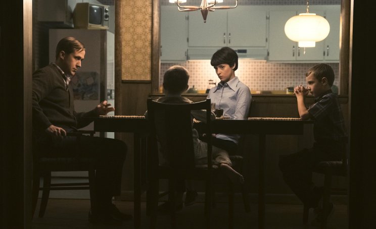 Janet (Claire Foy) és a fiúk nem mindig örülnek a családfő hivatásának
