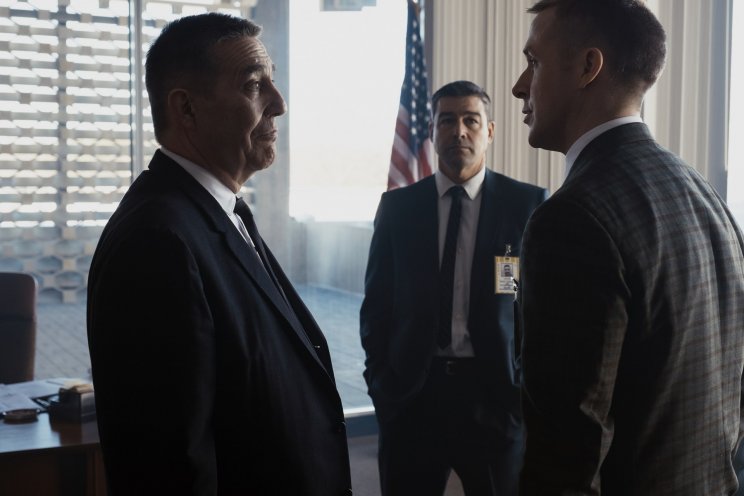 Gilruth igazgató (Ciarán Hinds) alaposan meggondolja, kit küldjön az űrbe