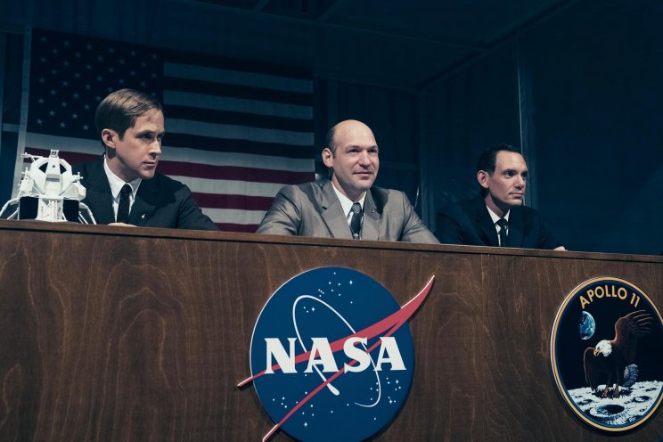 Buzz Aldrin (Corey Stroll) a sajtótájékoztatókon is kész a válaszokkal