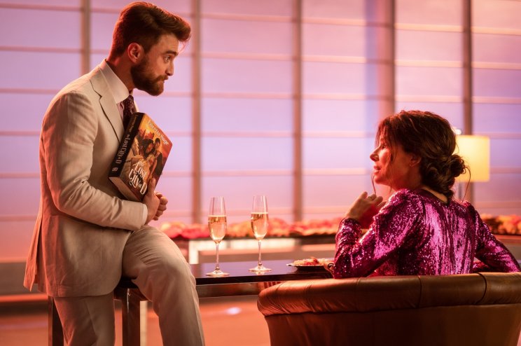 A milliárdos Fairfax (Daniel Radcliffe) szerint Loretta (Sandra Bullock) a legmegfelelőbb ember a könyvében emlegetett kincs felkutatásához