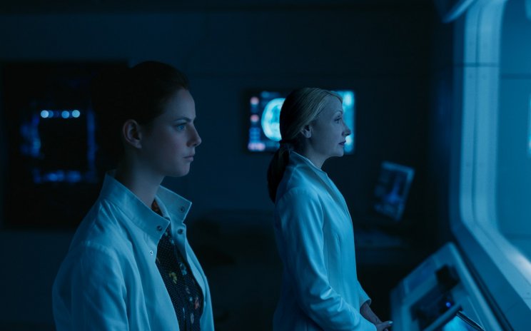Teresa (Kaya Scodelario) és Ava Paige (Patricia Clarkson) a maga módján kísérletezik
