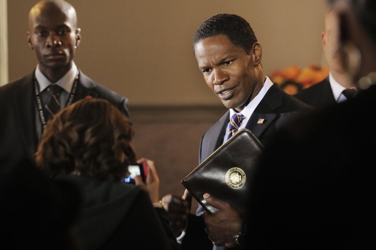 Jamie Foxx játssza James "á, dehogy mintáztak Obamáról" Sawyer elnököt.