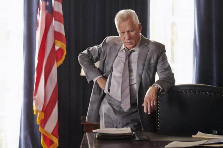 Martin Walker (James Woods): már a szeme sem áll jól.