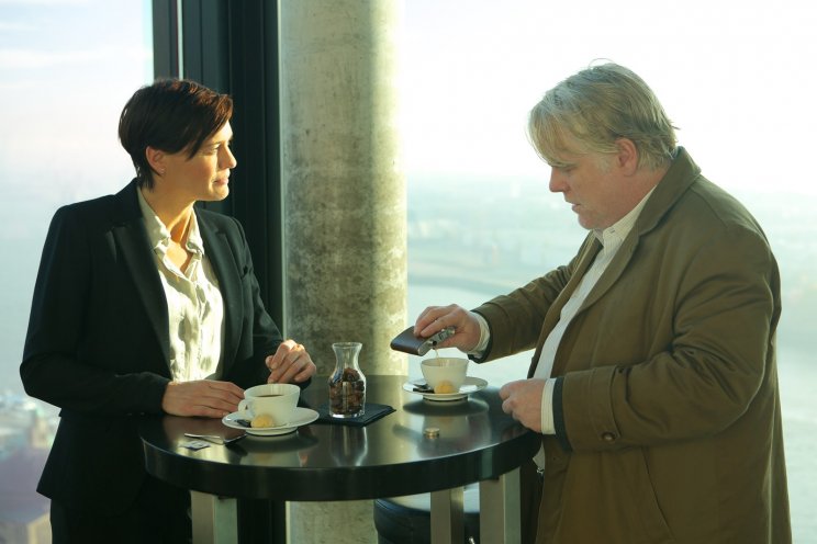 Bachmann és Martha Sullivan (Robin Wright) kedélyesen társalog a világ dolgairól