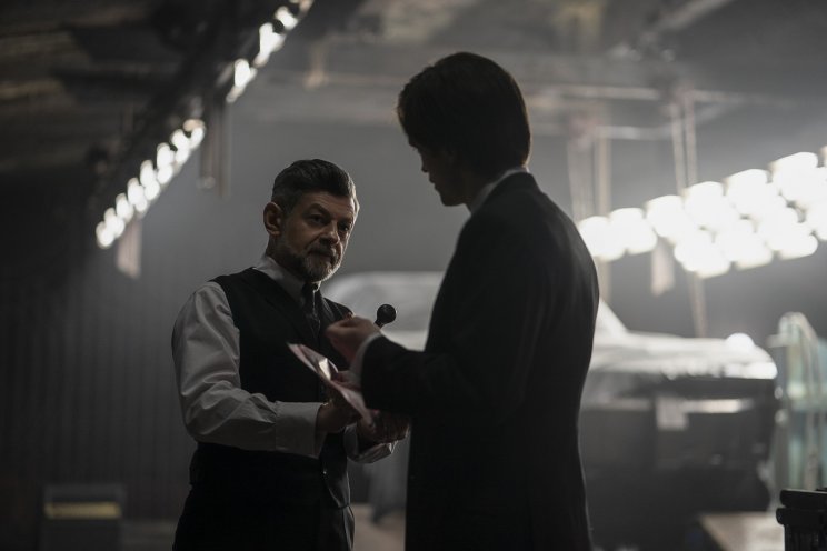 Alfred (Andy Serkis) némiképp aggódik Bruce úrfi (Robert Pattinson) lelkiállapotáért