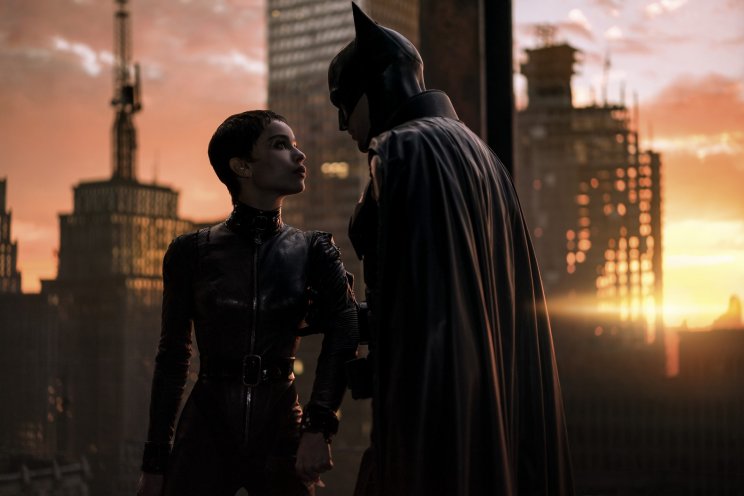 Selina Kyle (Zoe Kravitz) nem ijed be a kemény denevérszerkótól