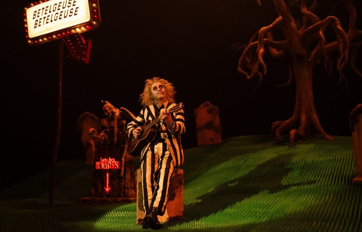Betelgeuse (Michael Keaton) ha kell, akár szerenádot is ad még élő választottjának