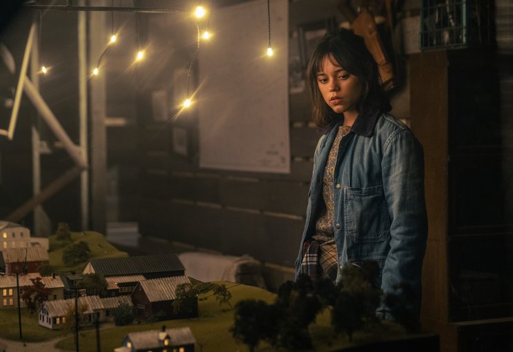 Astrid (Jenna Ortega) kíváncsisága révén felfedezi a régi lakók makettjét, de nem lesz boldog tőle